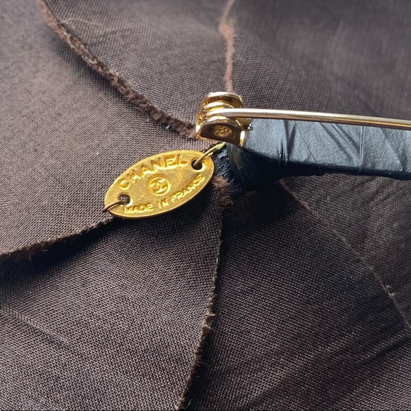 CHANEL Camellia brooch - Picture 5 of 5